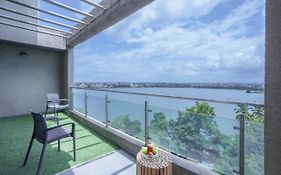 Grey Stone - Lakefront Penthouse Family Rooms