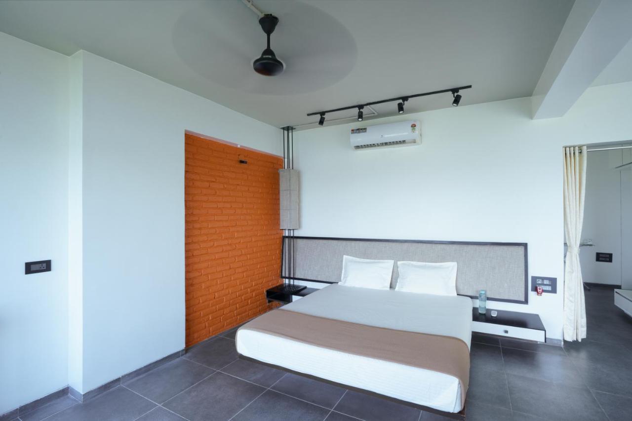 Grey Stone - Lakefront Penthouse Family Rooms Kolhapur Exterior photo